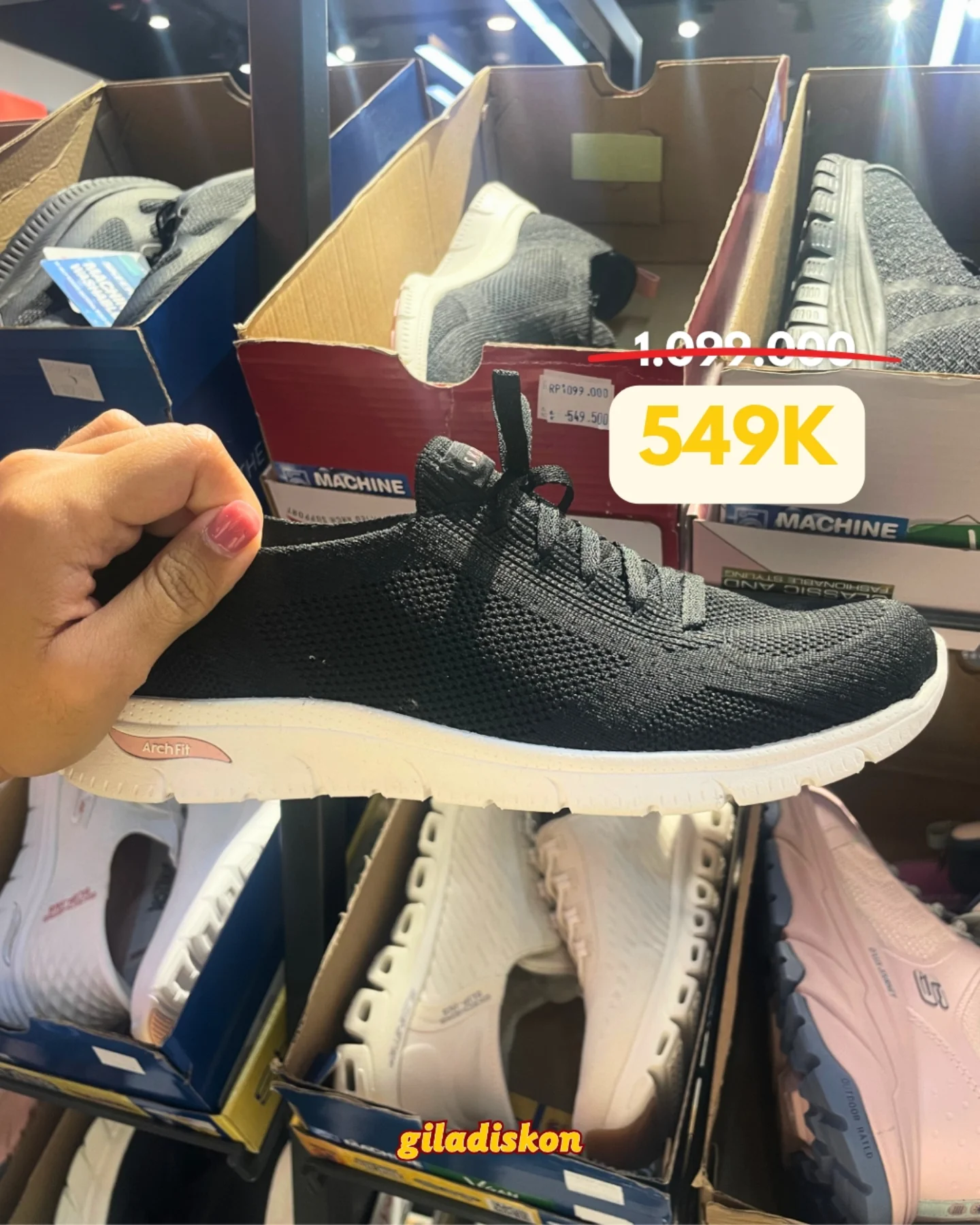 Skechers Sale hingga 50% + Mulai Rp200rb di Villaggio Outlets - Image 4