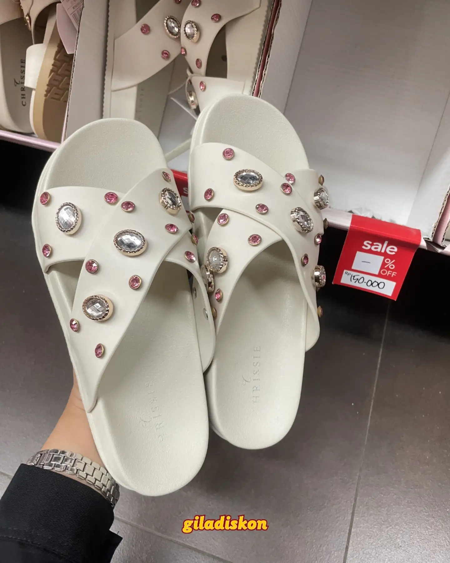 Diskon berlimpah + ekstra beli 2 item di Payless - Image 6